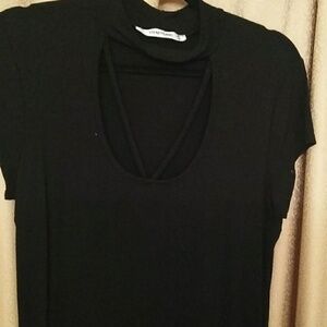 Black tee w chocker strappy details